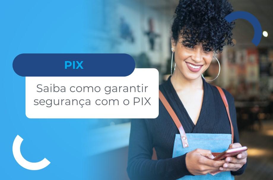 Empreendedora negra, com cabelos cacheados, sorrindo e com celular na mão. Legenda: "PIX: Saiba como garantir segurança com o pix".